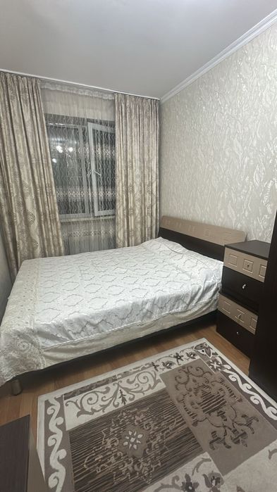 Продаётся кровать с тумбой с зеркалом и  с 2 тумбочками