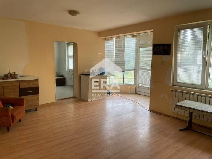 Самостоятелна триетажна къща с четири спални и три бани, с морска пано