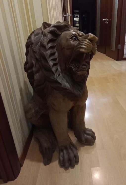 Лев резной из дерева