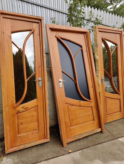 Vând 5 uși de lemn masiv