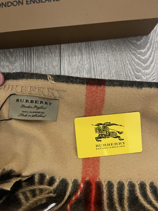 Esarfa Burberry .