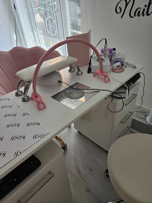 Бюро за маникюр и цялостно обурудване