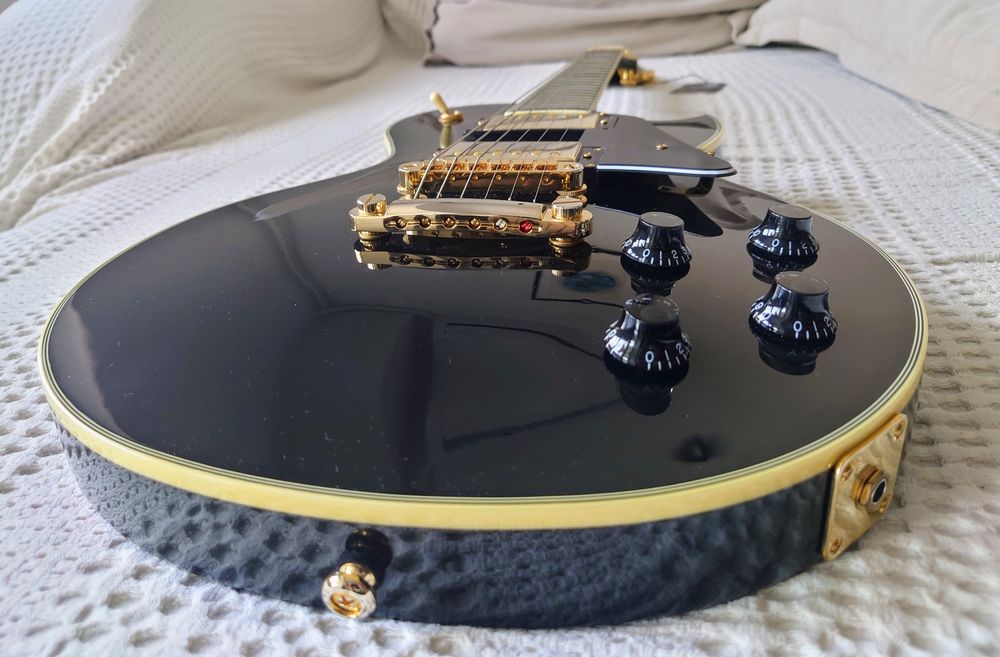 Larry Carlton L7 BK – Inspirată de Gibson Les Paul Custom, ca nouă!