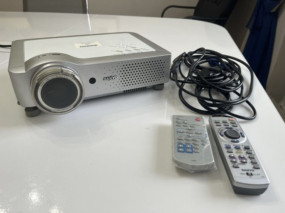 Проектор Sanyo PLC-XU86 (1024x768, 400:1, 2500 лм, LCD)