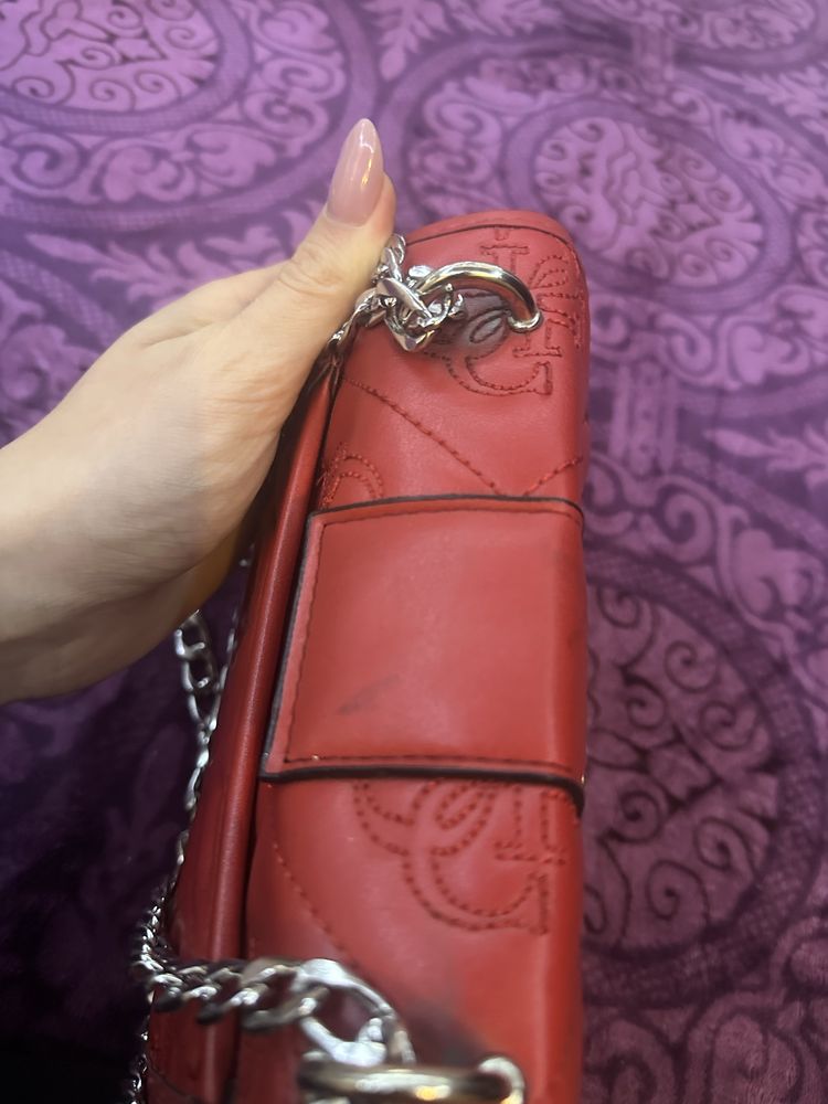 Червена чанта Guess