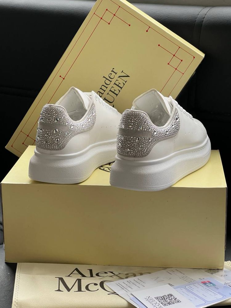 Adidasi Alexander Mcqueen noi!