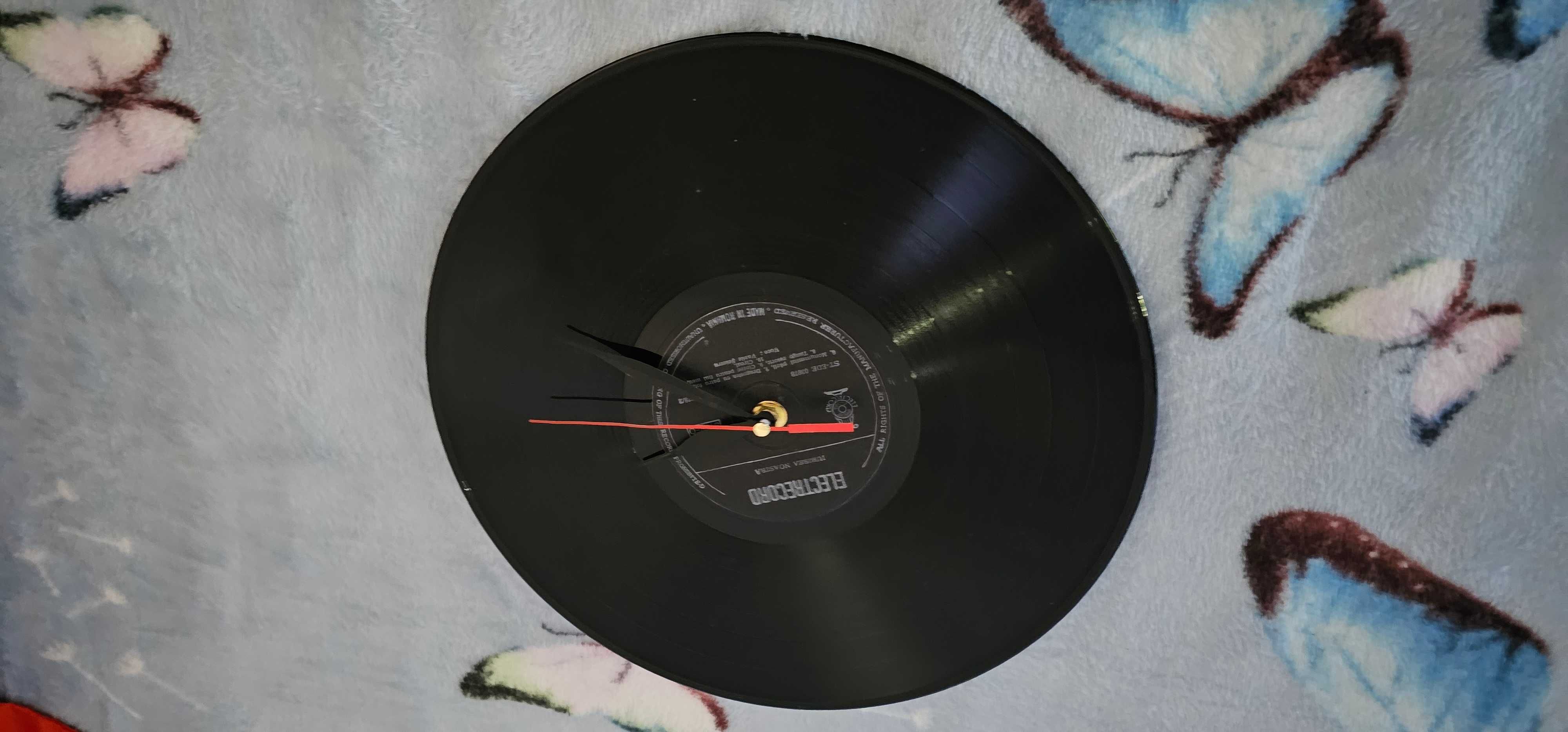 ceas de perete confectionat dintr un disc de vinilin vinyl