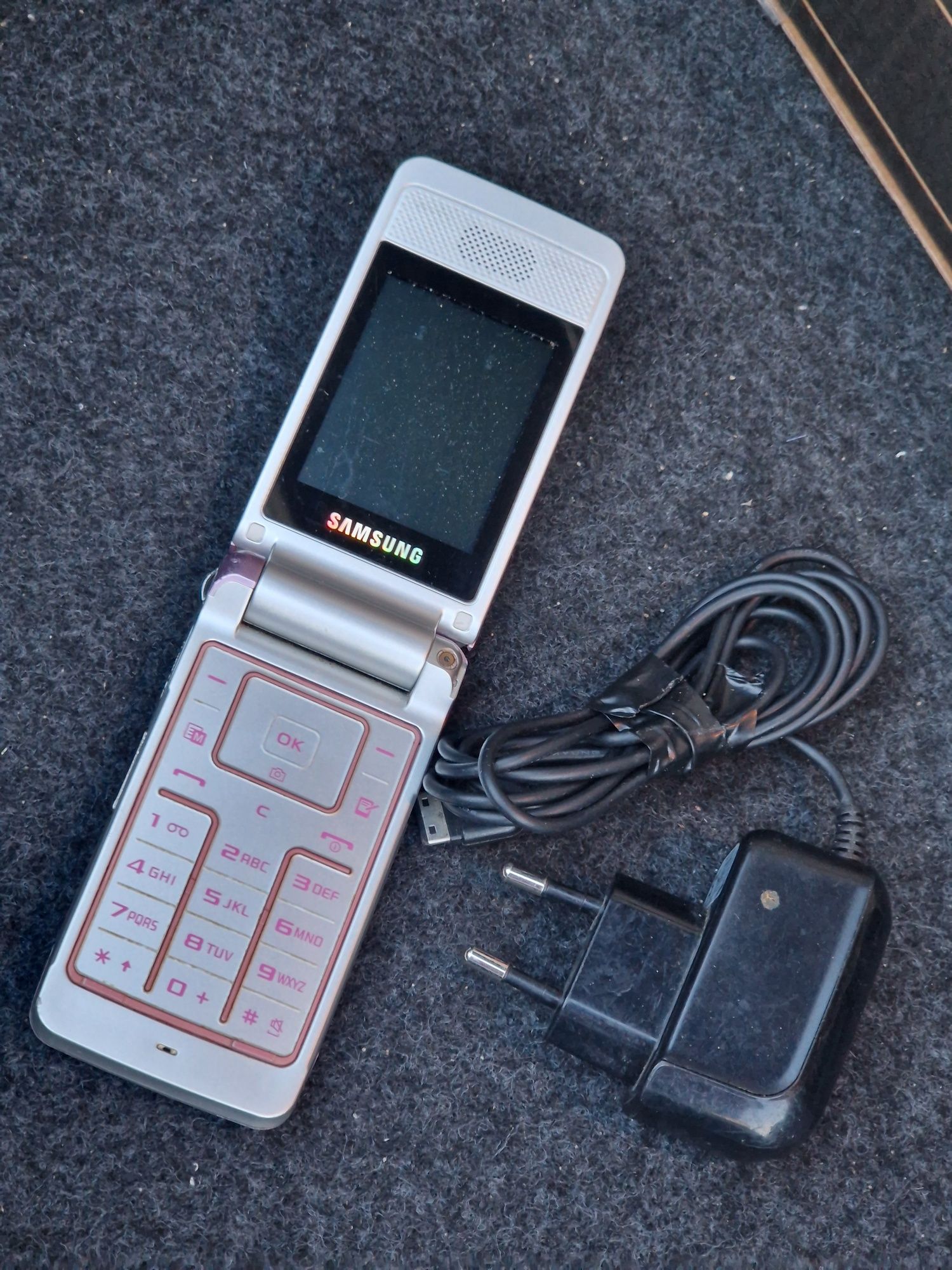 Telefon cu clapeta cu încărcător original