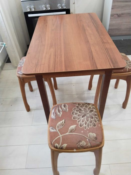 Стол новый 120/60 .можно для кухни . для офиса . для компьютера