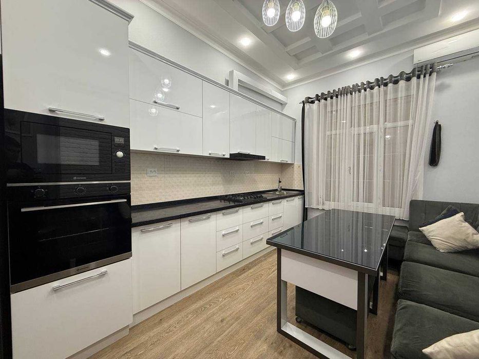 Аренда Евро Дом Центр Конституция Ор-р 
4 -х комнатный дом. 3 сотки