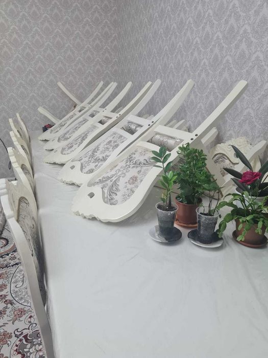 В Хорошие состояние стулья со столом в цвете слоновая кость.