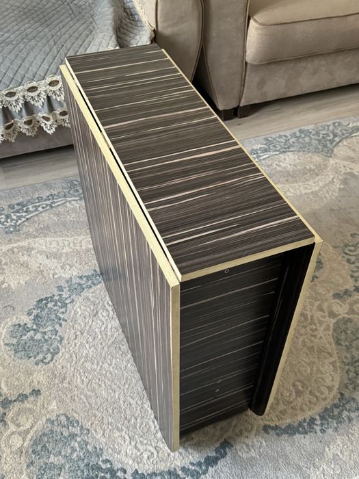 Стол кухонный.