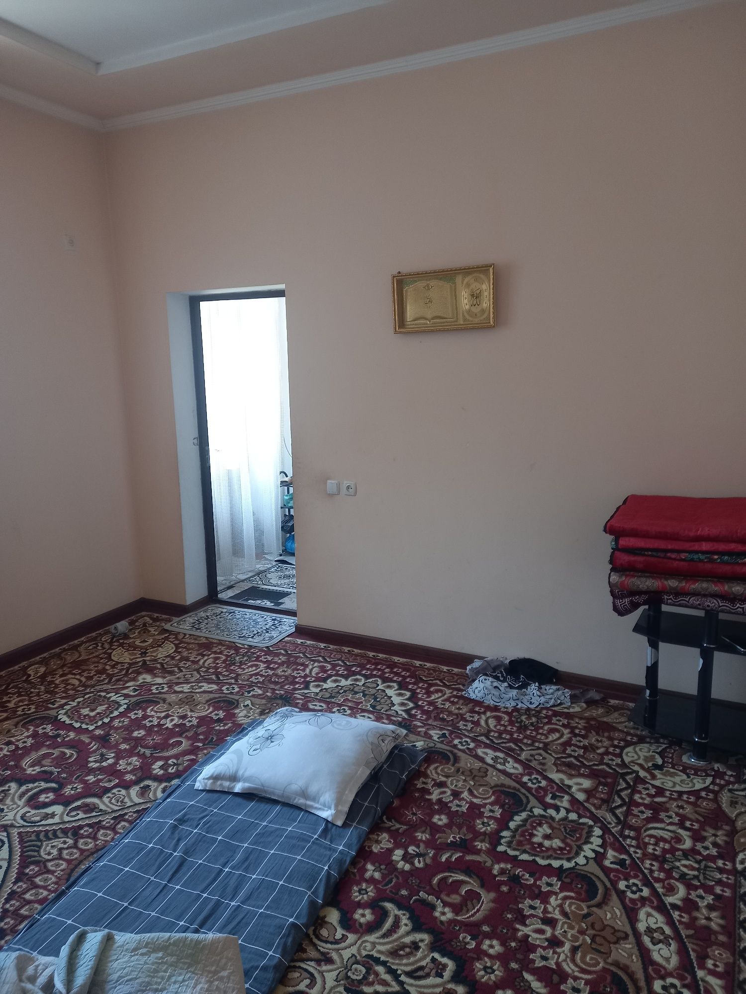 Hovli sotiladi, 5,25 sotix, 3 yashash xona, oshxona, sanuzellar bor.