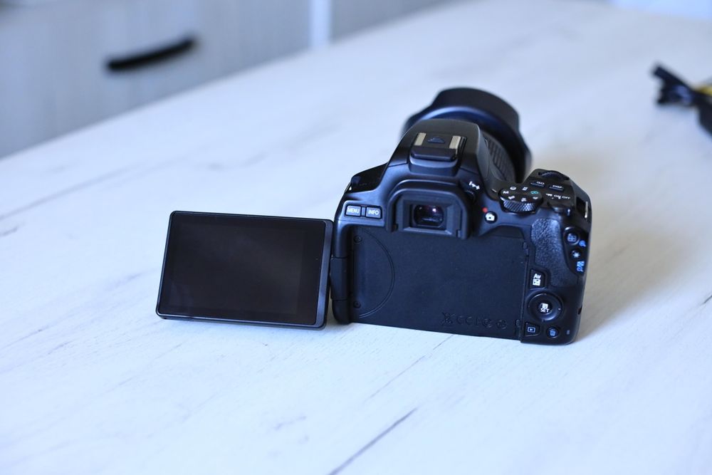 Canon 250D + 18-55 f.3.5-5.6 EF-S