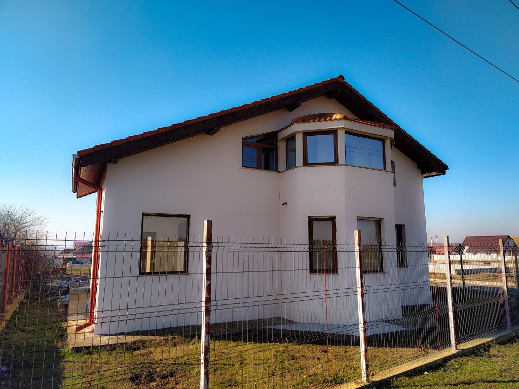 Casa spatioasa cu teren generos, poziție pe colț