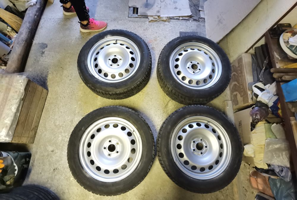 Джанти 16 5 100 със зимни гуми.