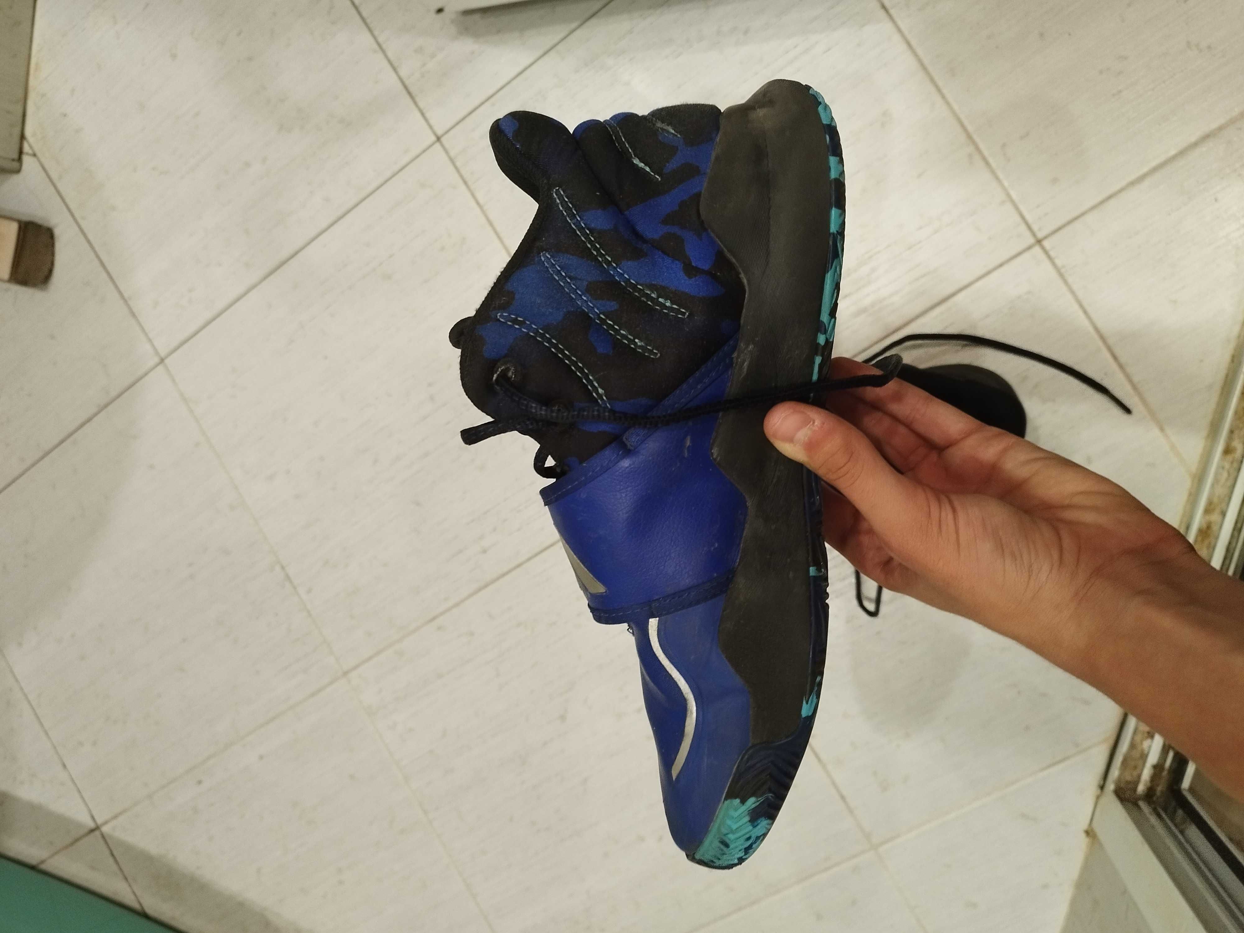 Баскетболни обувки Adidas 40 лв.