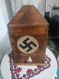 Cutie din lemn cu inscripție nazistă