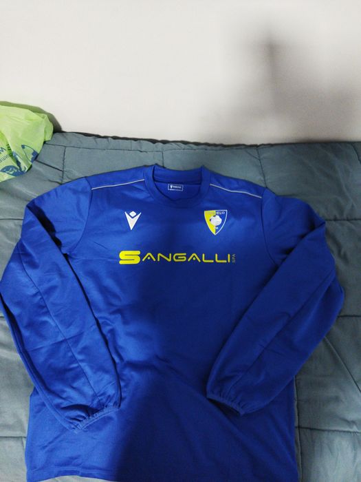 Продавам футболна тениска на Mapelo Calsio. Номерът на тениската е XXL