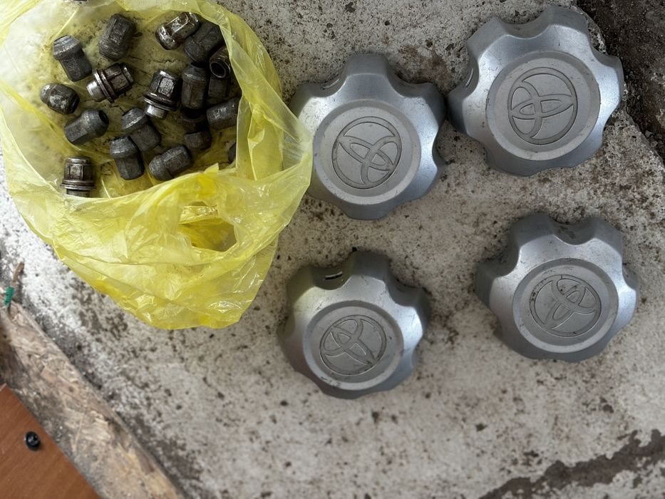 Продам колпаки от хайлюкса и зеркало пассажирское б.у