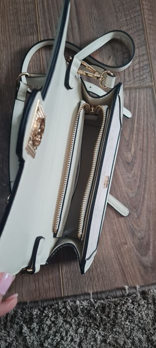 Бяла дамска чанта