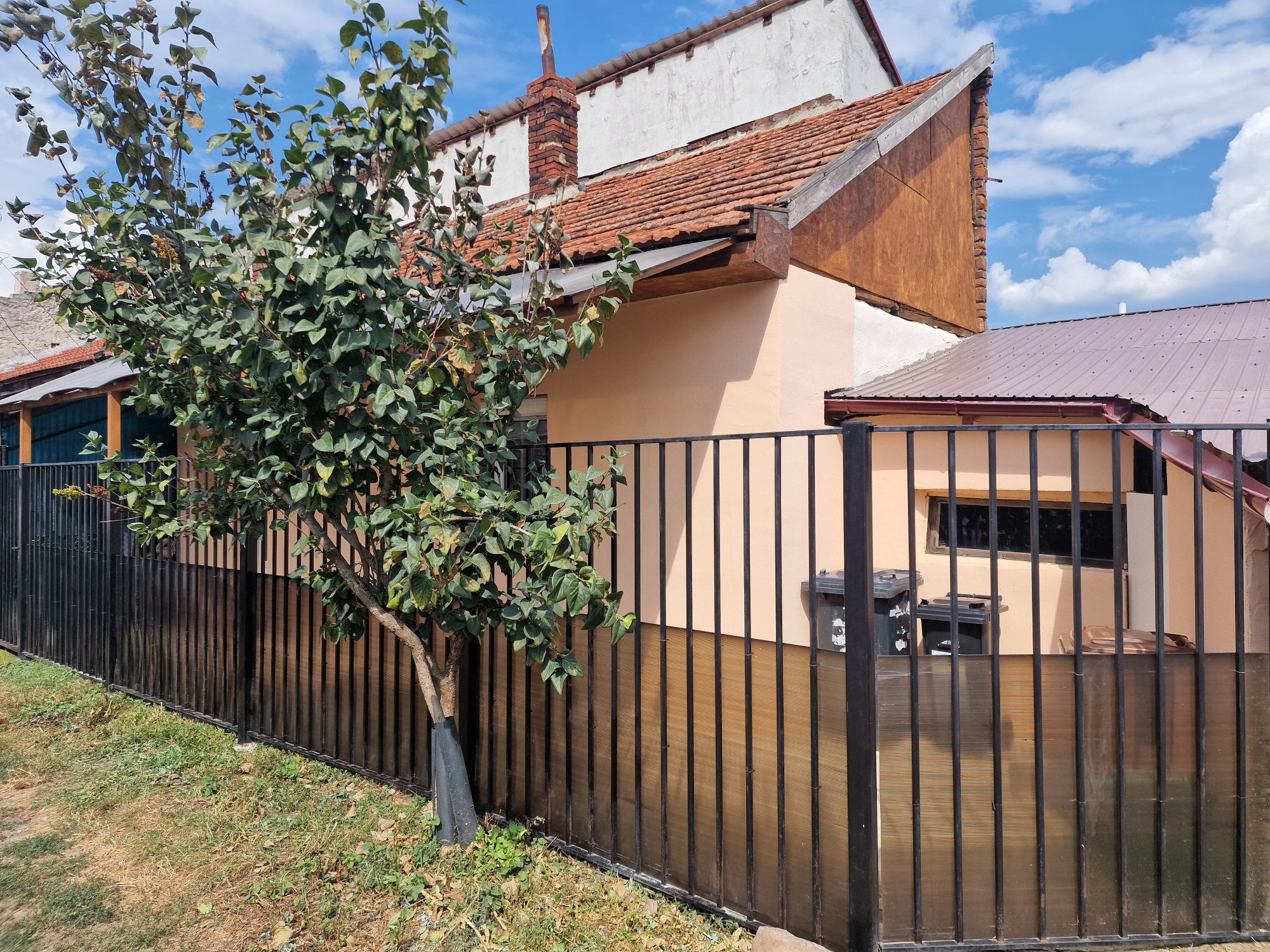Vand apartament la casa cu  1 camera in curte comuna pe str. cuza voda
