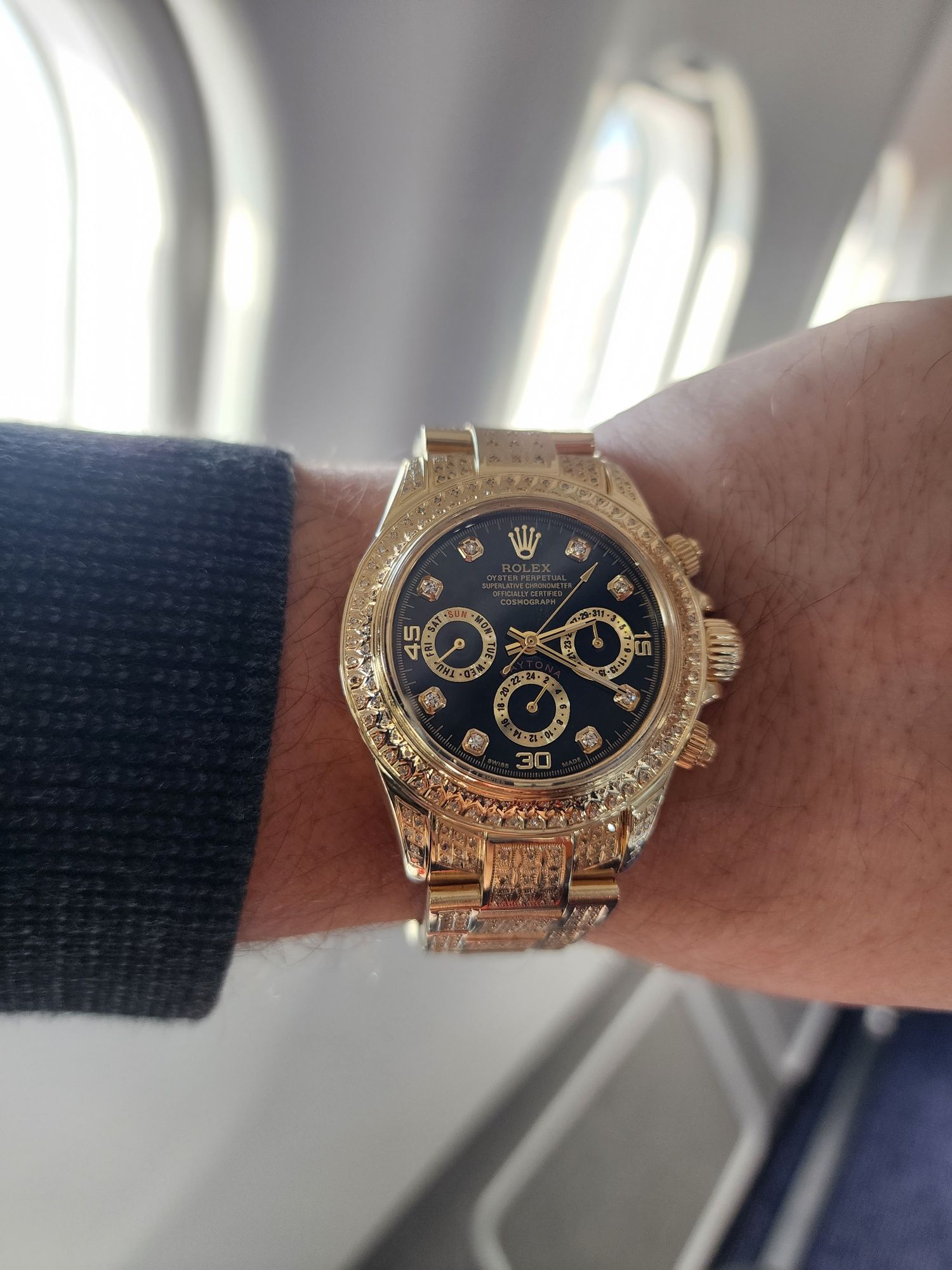Продам золотые часы Ролекс с драгоценными бриллиантами.