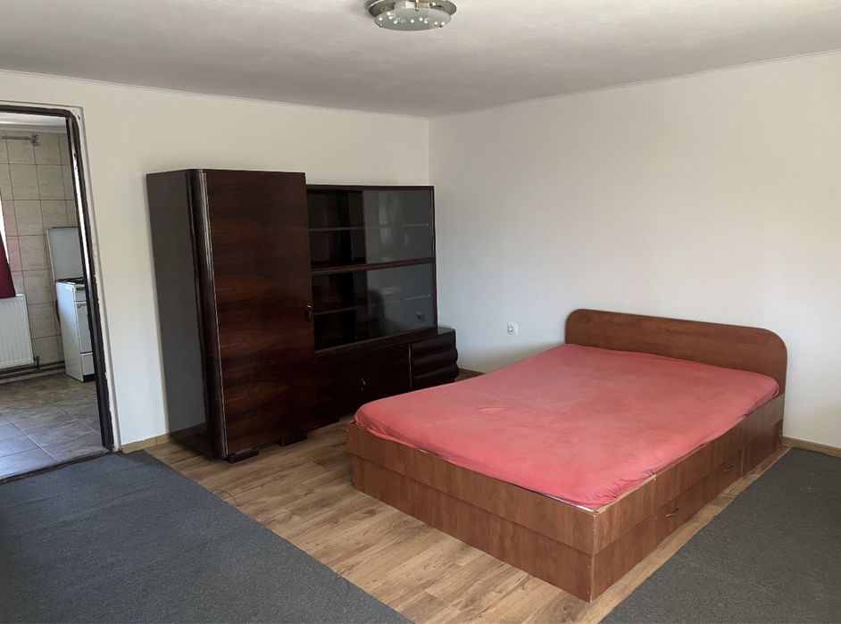 Inchiriez camera cu bucatarie si baie