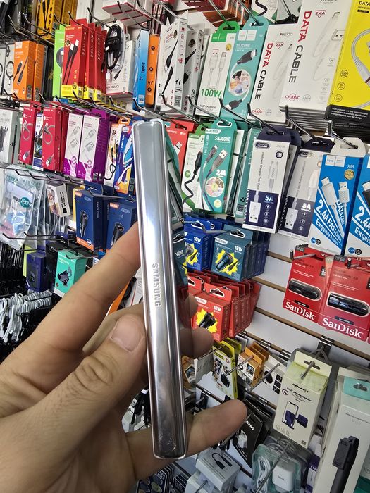 Z Fold 3. Ideal holatda 512GB.