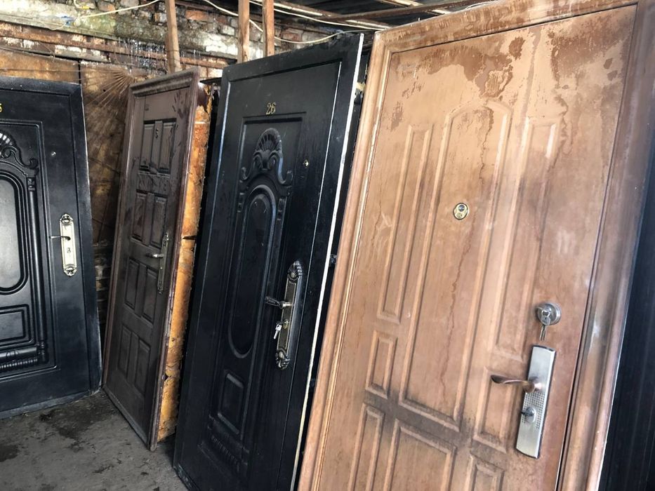 Xitoy eshiklari oldi va orqa tomoni temirli