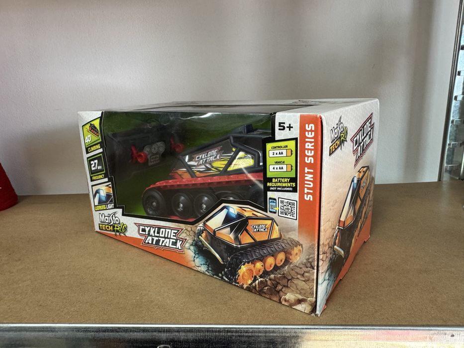 Количка с дистанционно управление Танк Cyklone Attack Radio/C