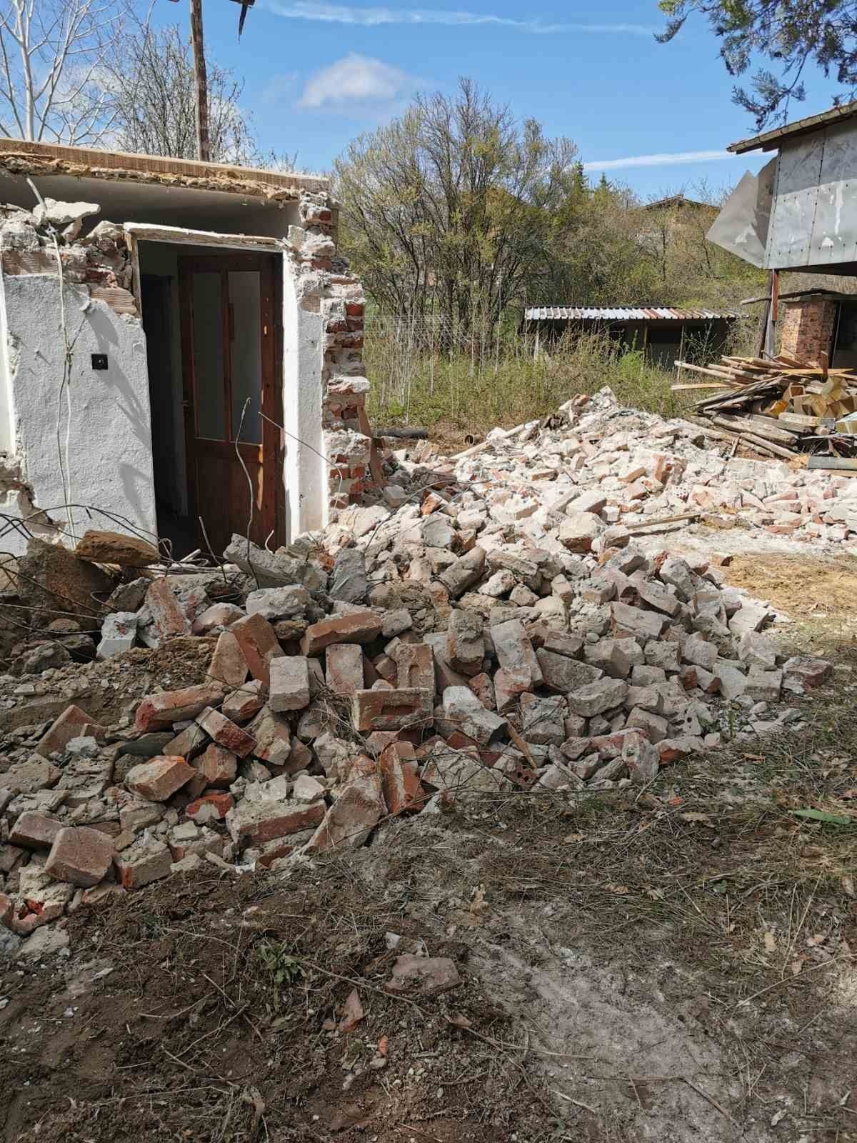 Услуги с мини багер,бобкат и самосвал за извозване