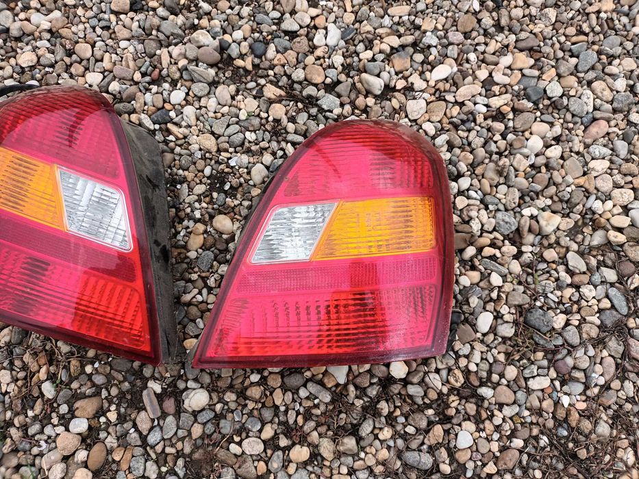 ляв и десен стоп за хюндай елантра 00 - 06 седан HYUNDAI ELANTRA