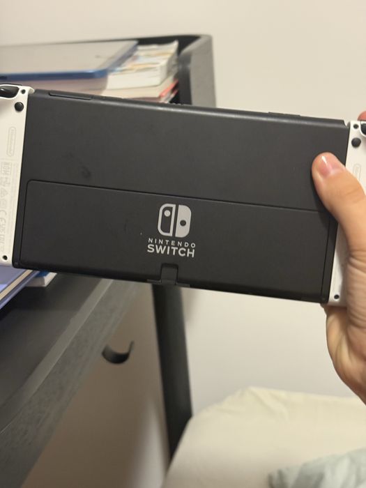 Nintendo Switch OLED + joc luigi mansion 3 nou si huse de joy-cons