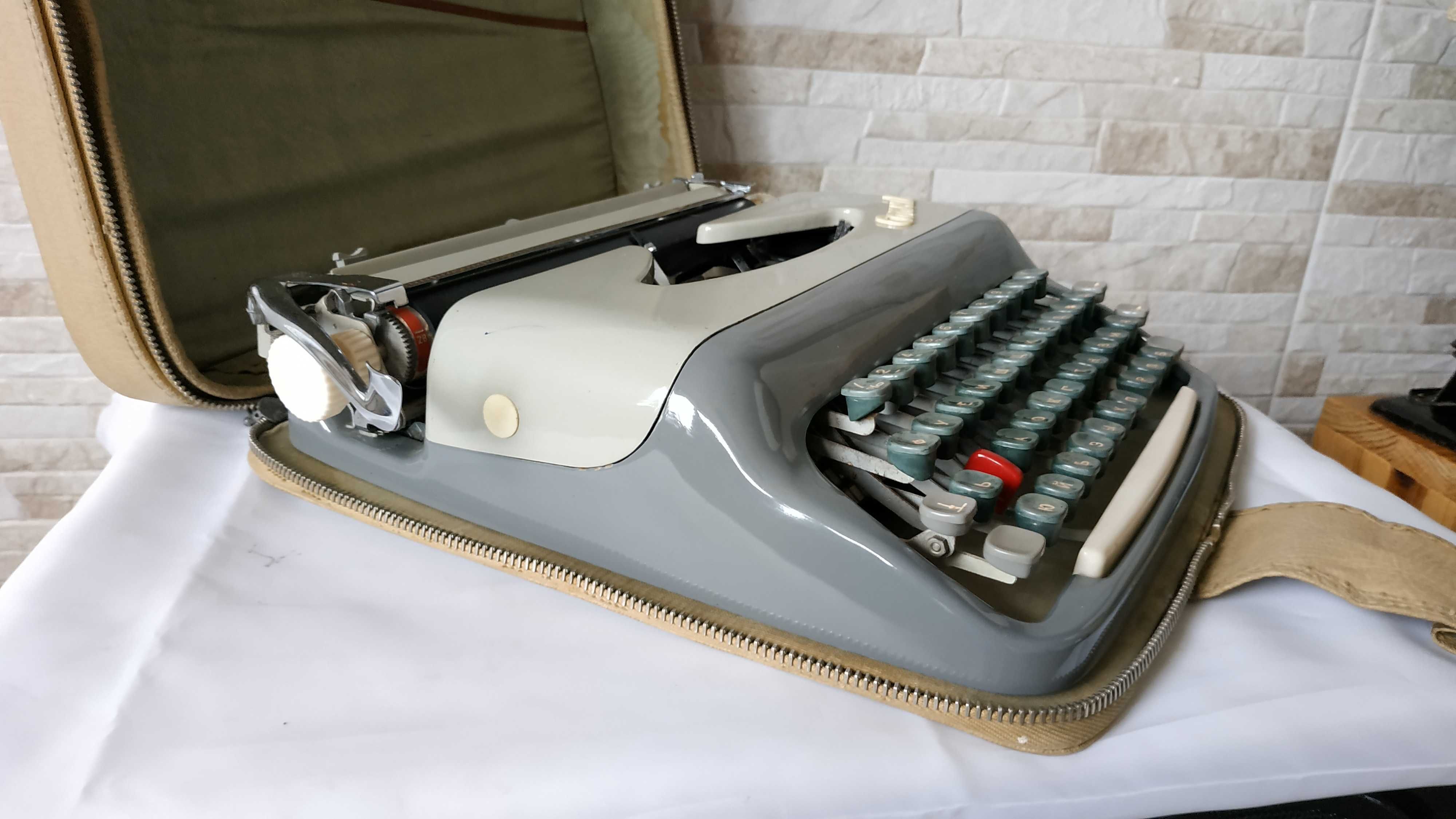 Стара пишеща машина CONSUL 232 - Made in Czechoslovakia - 1962 година