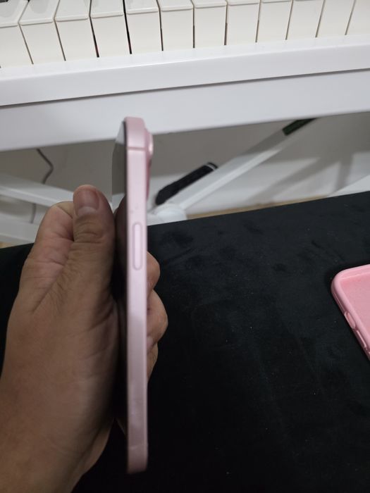 Iphone 15 roz impecabil
