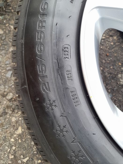 De Vănzare un set jante luminiu pe 215/65/R16 cu anvelope de iarnă