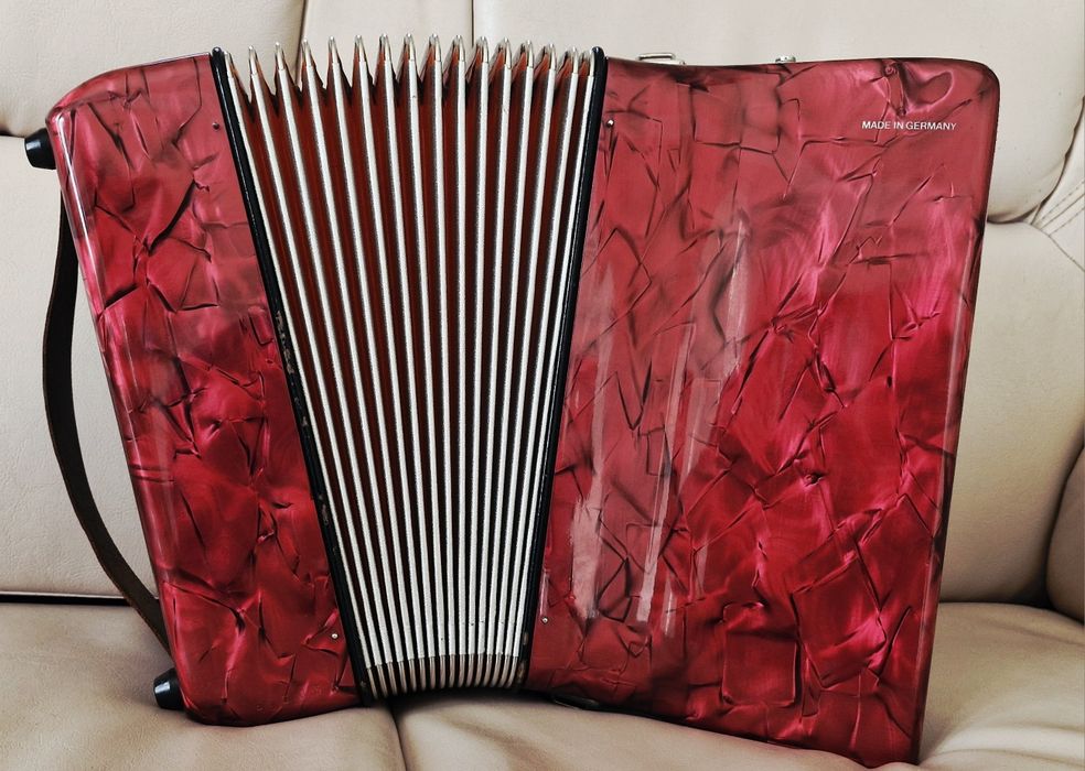 Acordeon Hohner cu 48 basi