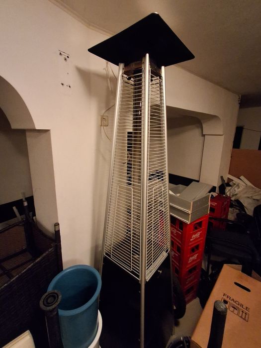 Газова пирамида с две бутилки.