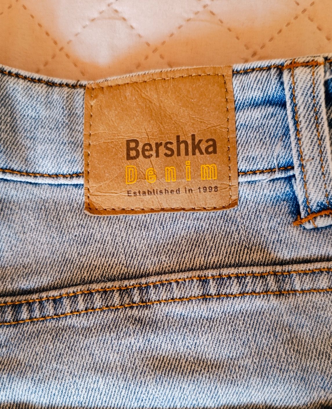 Накъсани дънки Bershka