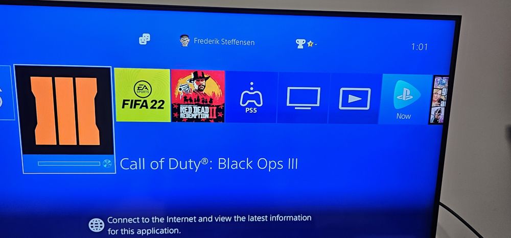 PlayStation 4 cu 2 manete și joc GTA V nou ,hard disk 500Gb