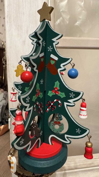 Дървена декоративна  елхичка, с 16 различни дървени фигурки– Германия.