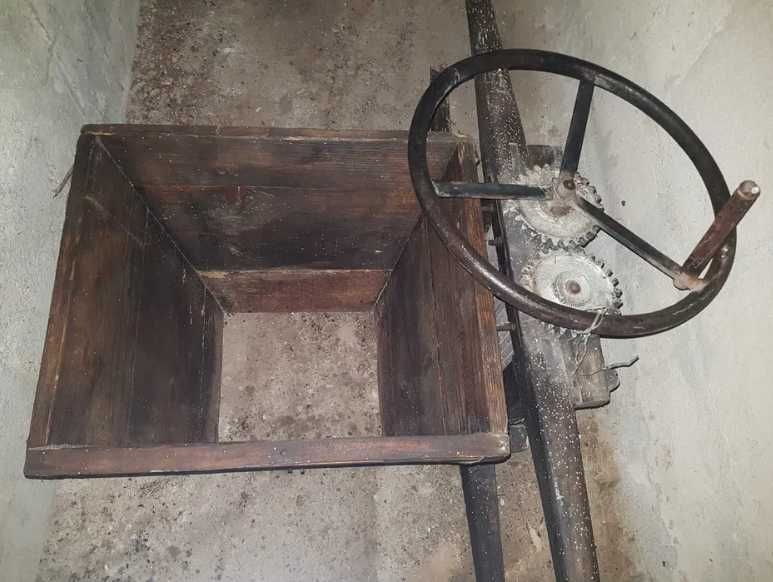 Zdrobitor pentru struguri cu cos din lemn rustic