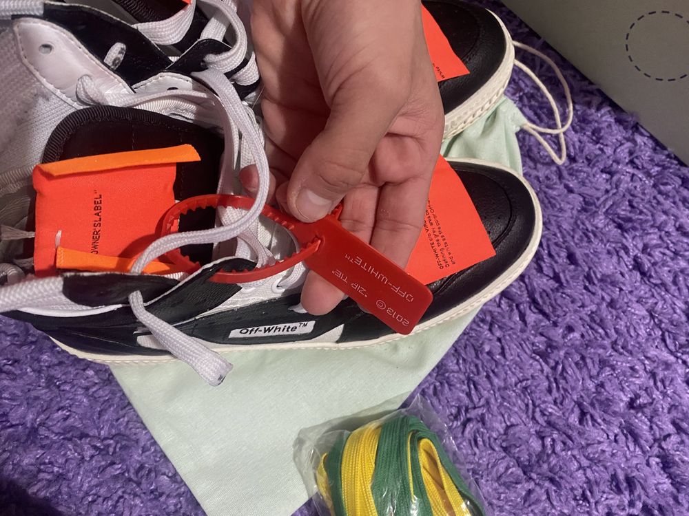 Pantofi Off-White Court 3.0, vin însoțiți cu un tricou Off-White