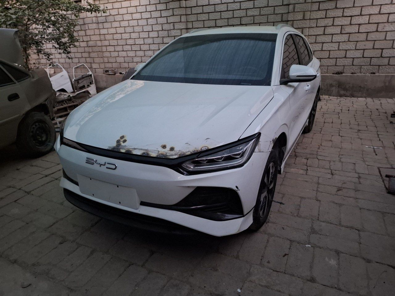 BYD e2 electric mobile. Петно бор