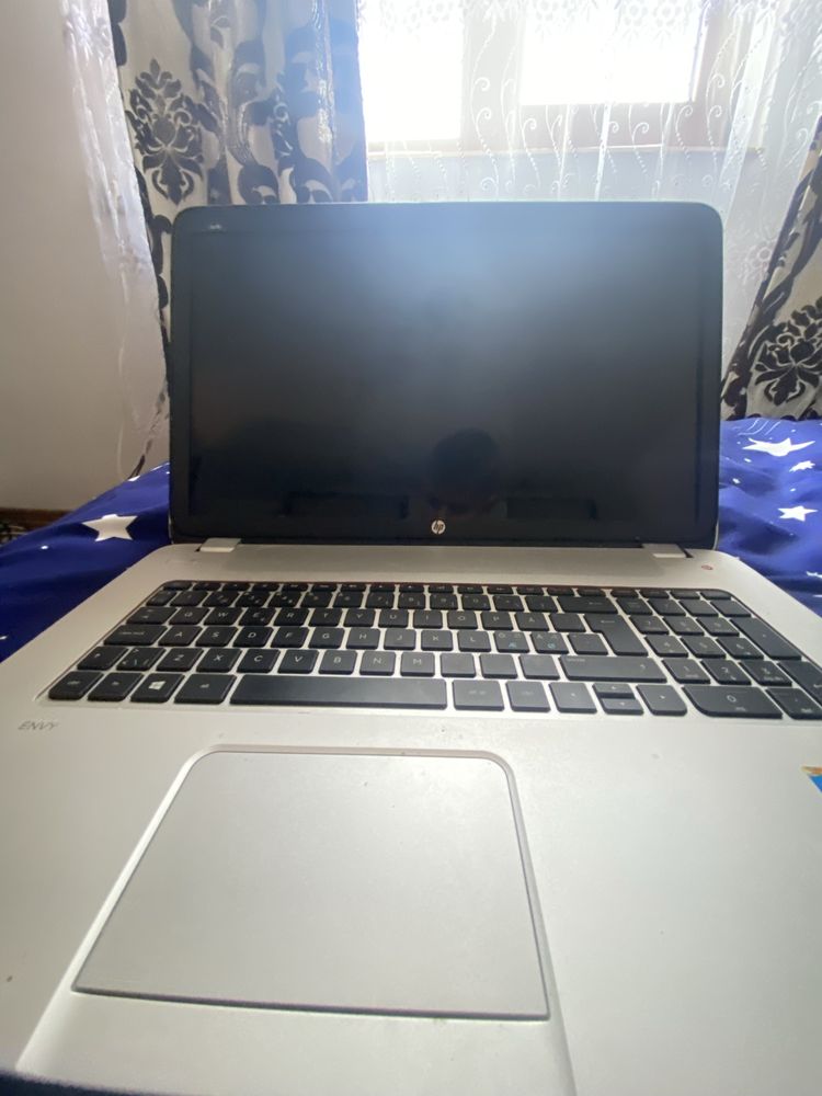 Vand laptop hp pentru piese