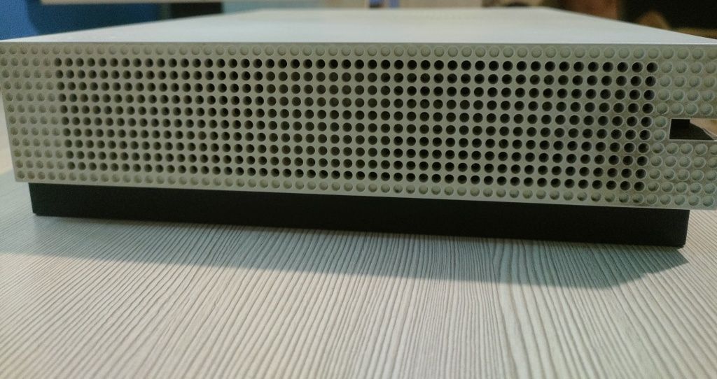 Xbox One S в хорошем состоянии