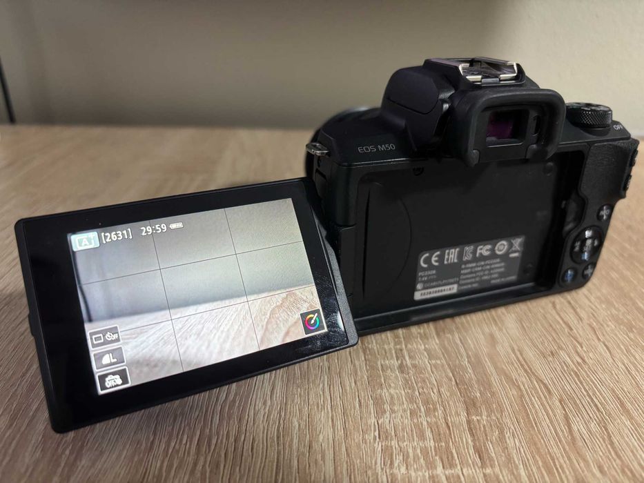 Canon M50 + Obiectiv 15-45mm + Card 32GB + Cablu date original