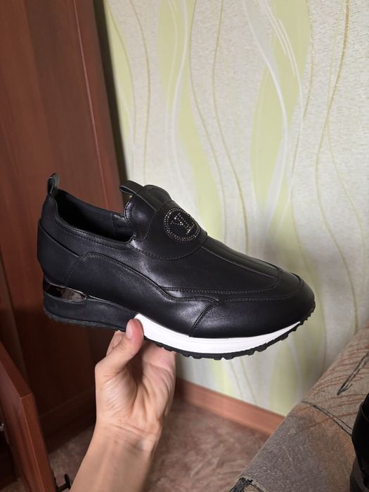 Весенний -осенний женская крассовка,размер 38.Носила 1-2 раза.