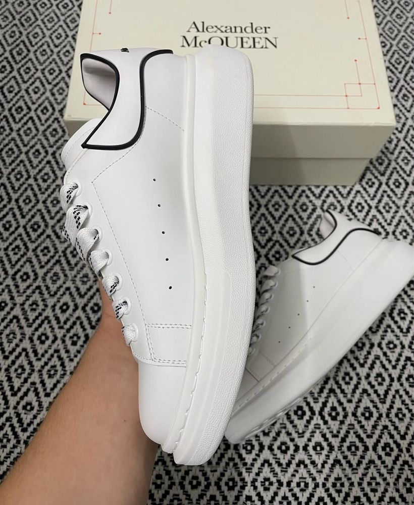 Alexander McQueen,noi in cutie cu toate accesoriile